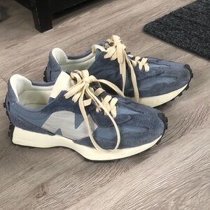 New Balance | 5.5Y / 7W / 327 Blue and Cream Sneakers